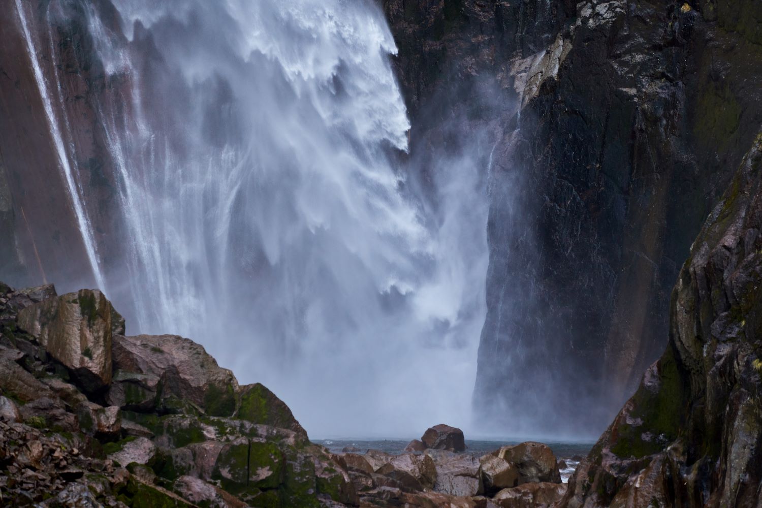 The torrential flow of Shōmyō Falls plunges fiercely down a massive rock wall. The spray of water and the billowing white mist create a breathtakingly powerful landscape.