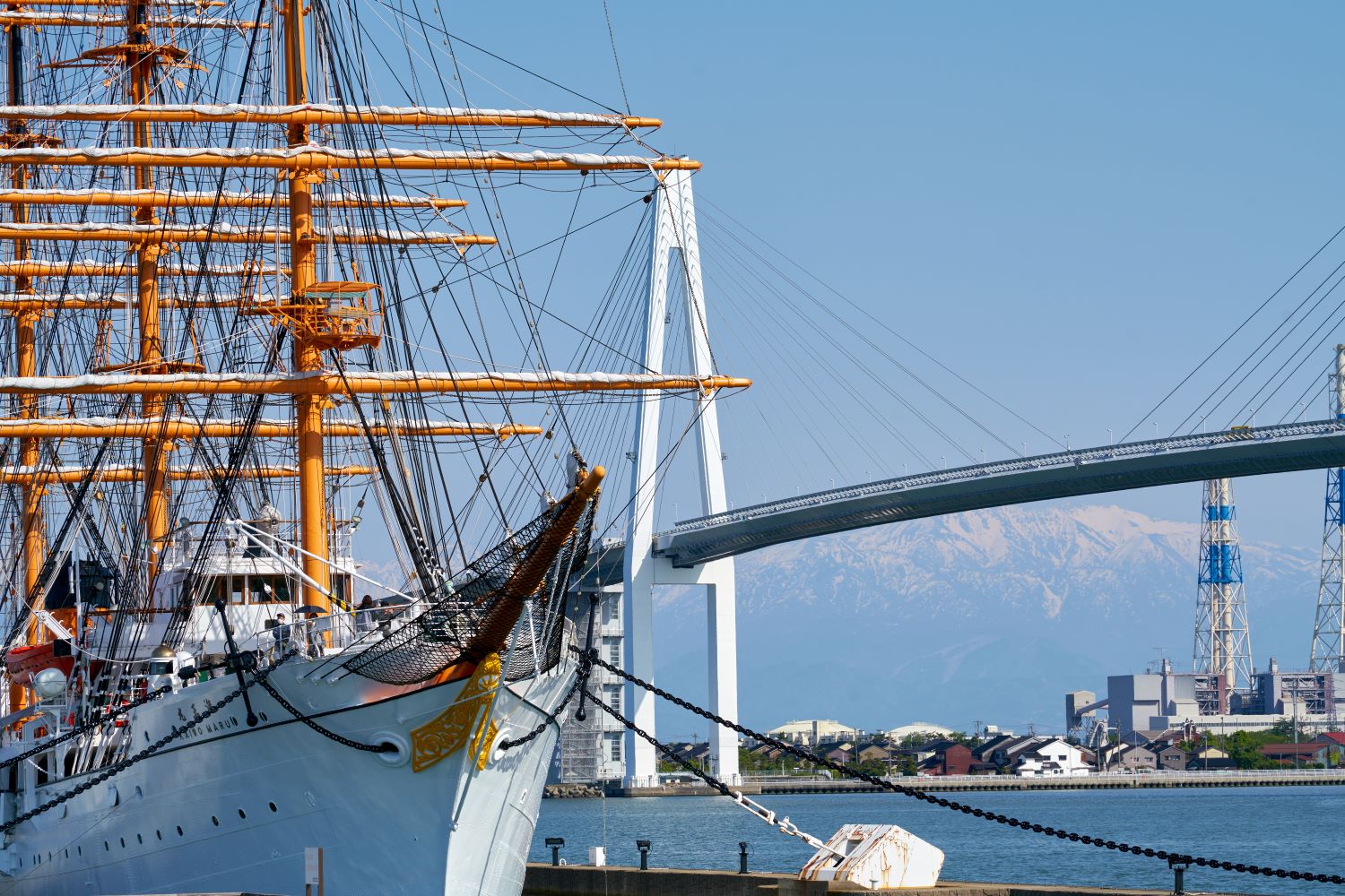 Shinminato Bridge and Kaiōmaru ― Spring Harbor Viewing Mt. Tateyama