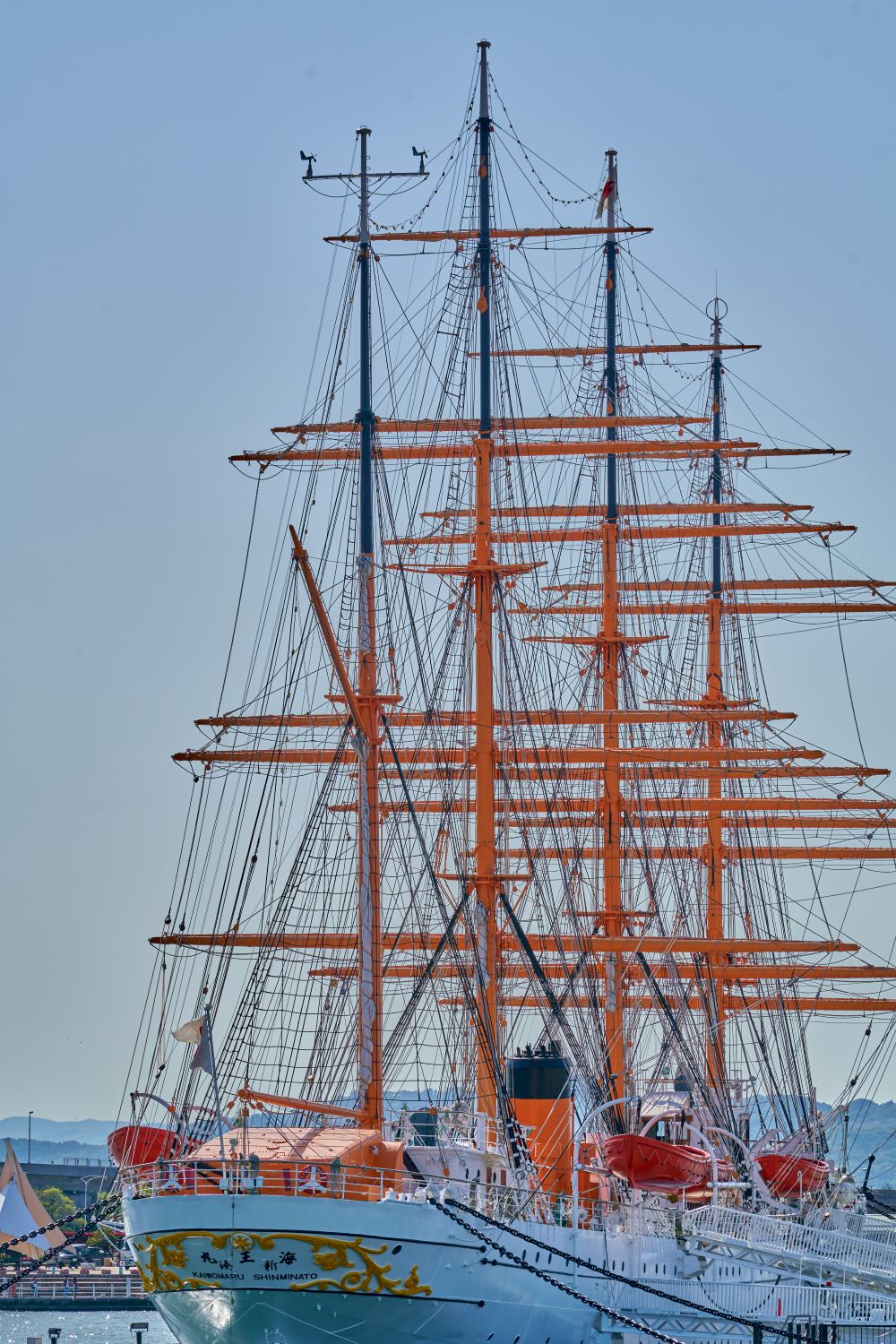 The side of the sailing ship Kaiō Maru, with its masts and sail framework standing in a row.