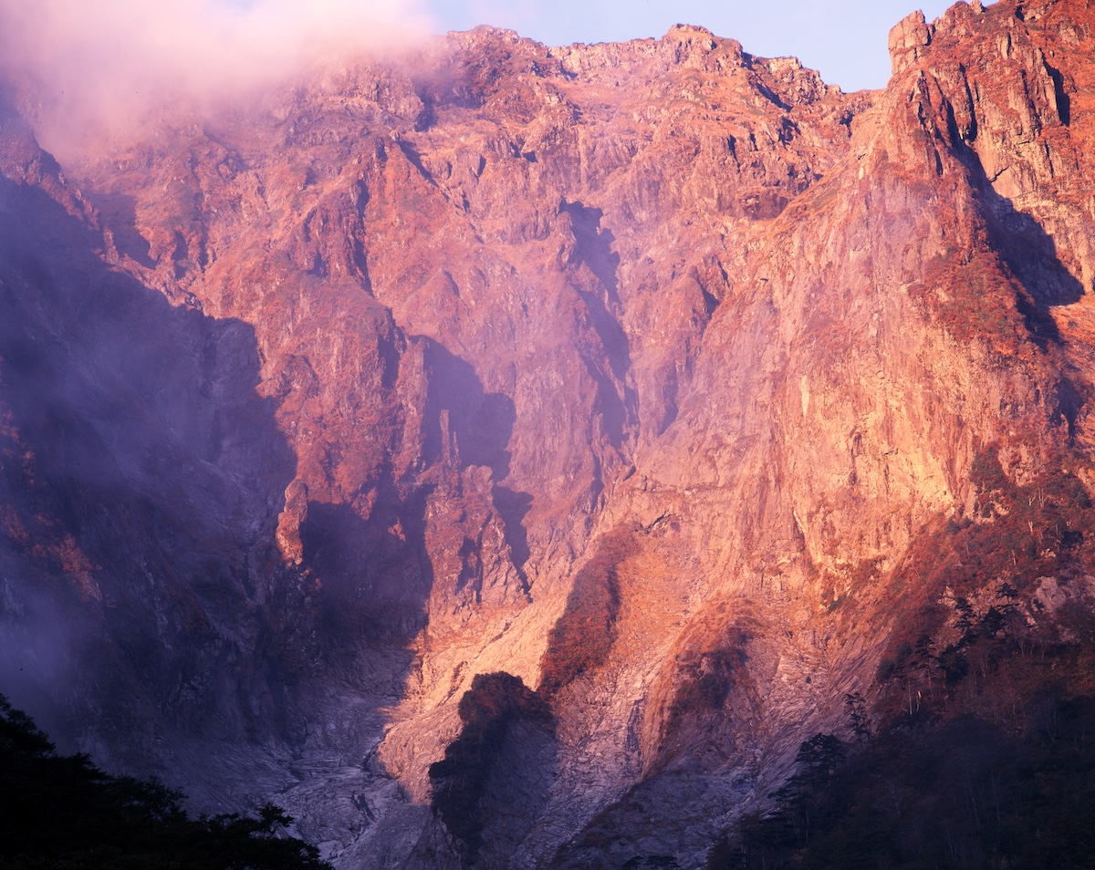 The rock face of Tanigawa-dake's Ichinokurasawa illuminated by the morning sun through the mist