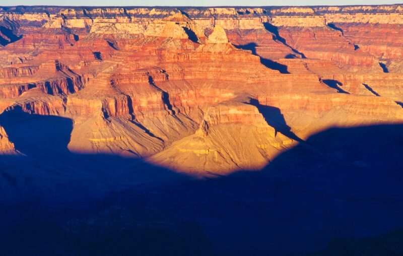 The Grand Canyon's canyon scenery woven by the light and shadows of the setting sun