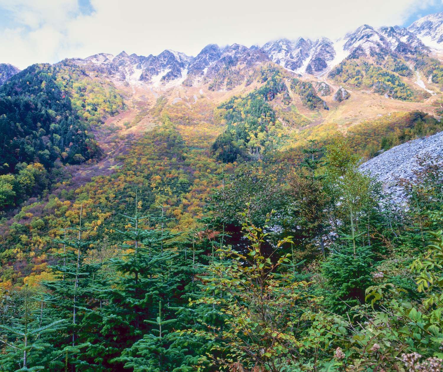 The ridgeline of Nishihotakadake, adorned with autumn foliage and the first snowfall.